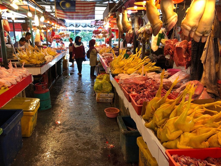 Thịt gà được bày bán tại chợ Chow Kit ở Kuala Lumpur, Malaysia.Ảnh: tripadvisor.com.my