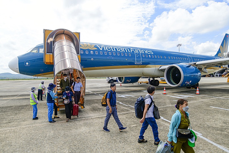 Hành khách đi chuyến bay của Vietnam Airlines từ TP.HCM -Quảng Nam xuống máy bay tại sân bay Chu Lai - Ảnh: QUANG ĐỊNH