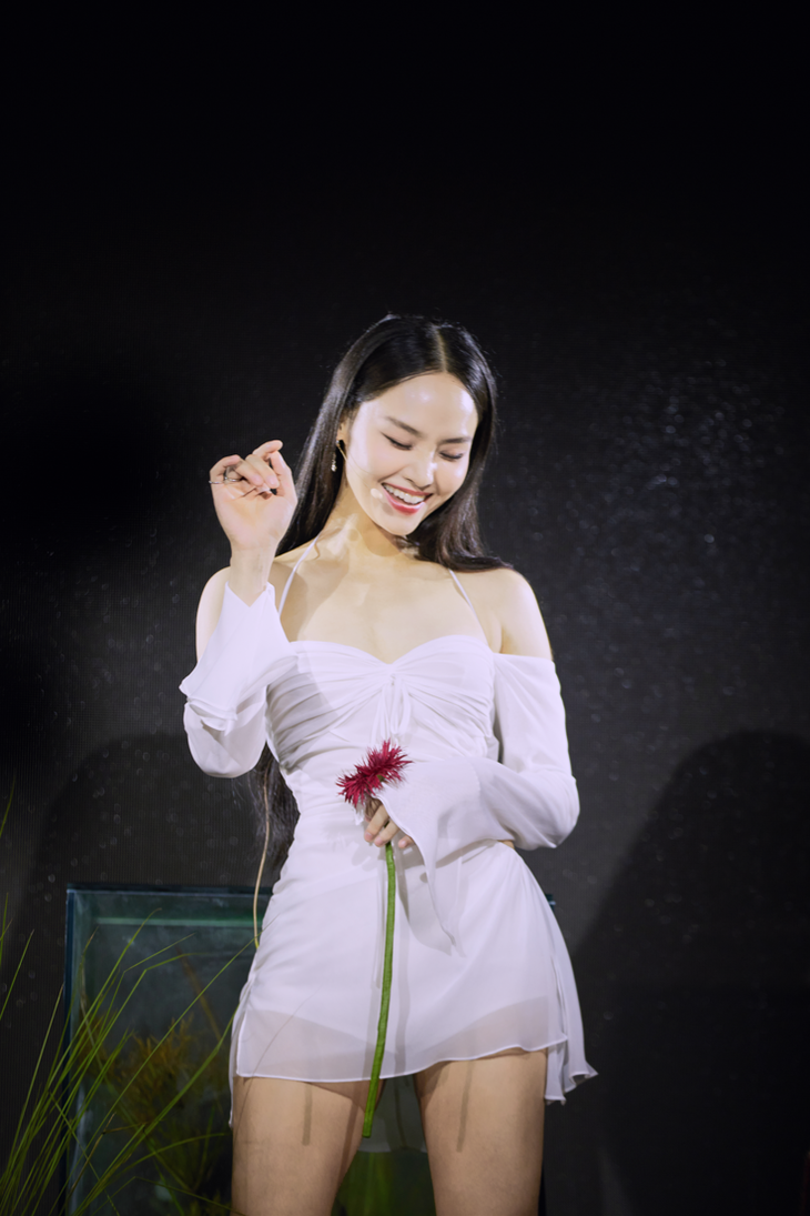 Ra mắt MV Ra mắt MV 'Cô đơn đã quá bình thường' sau 1 năm rực rỡ với 'Vì mẹ anh bắt chia tay', Miu Lê một lần nữa khẳng định sự biến hoá đa dạng từ hình ảnh đến âm nhạc.