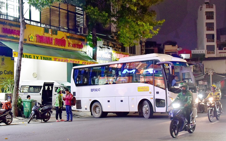 Xe Thành Bưởi tạm ngưng, người dân đi lại ra sao?