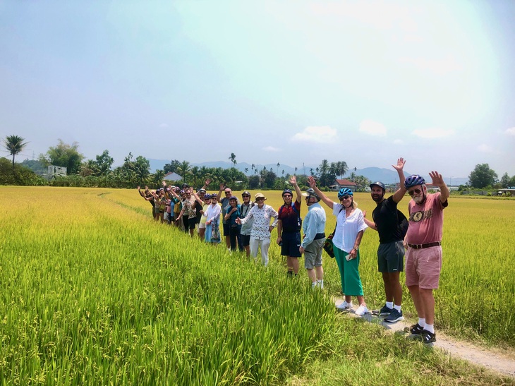 Khách du lịch tàu biển thích thú với tour đồng quê - Ảnh: THANH CHƯƠNG