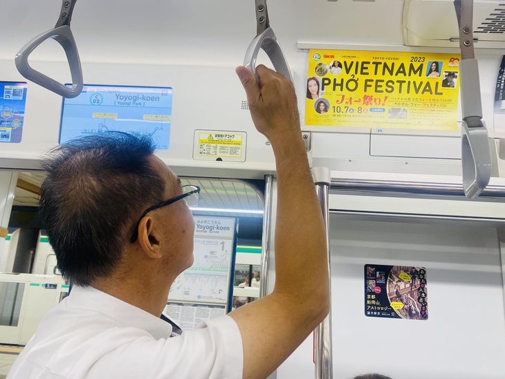 Thông tin về Vietnam Phở Festival tại Tokyo xuất hiện trên tàu điện ở Nhật - Ảnh: MINH HUỲNH (từ Tokyo)