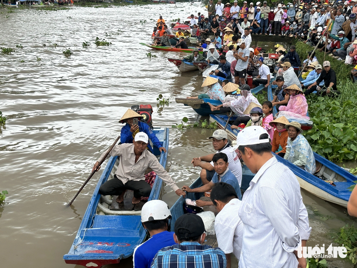 Đông đảo người dân đứng kín cả đoạn sông cổ vũ các đội đua ghe ngo tại huyện Giồng Riêng năm 2023 - Ảnh: HOA ÁNH