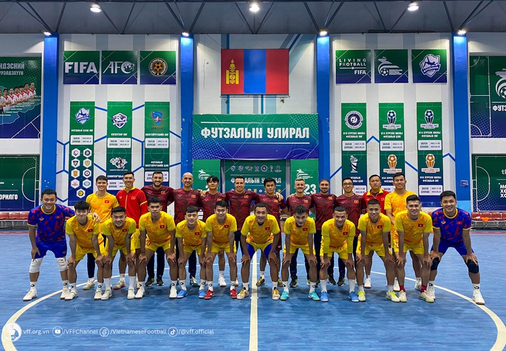 Đội tuyển futsal Việt Nam chụp ảnh lưu niệm tại Nhà thi đấu Liên đoàn bóng đá Mông Cổ - Ảnh: VFF