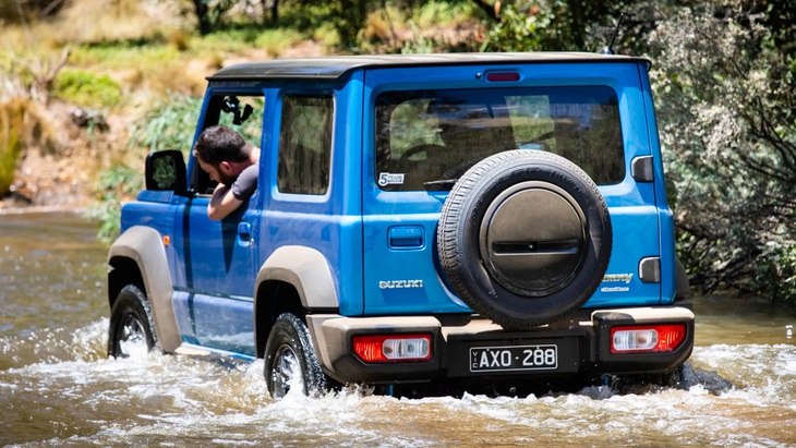 Jimny cực kỳ được ưa thích vì mang lại cho người dùng khả năng off-road thuần túy ở mức giá dễ tiếp cận hơn nhiều so với những dòng SUV off-road trước đó trên thị trường như G-Class - Ảnh: Drive