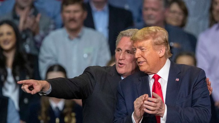 Ông Kevin McCarthy và ông Donald Trump trong một cuộc vận động hồi năm 2020 - Ảnh chụp màn hình Axios