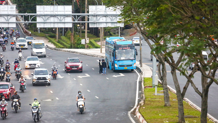 &quot;Xe dù&quot; dừng ngay chân cầu Bình Triệu để đón khách. Vị trí này chỉ cách bến xe Miền Đông, quận Bình Thạnh khoảng 500m - Ảnh: CHÂU TUẤN