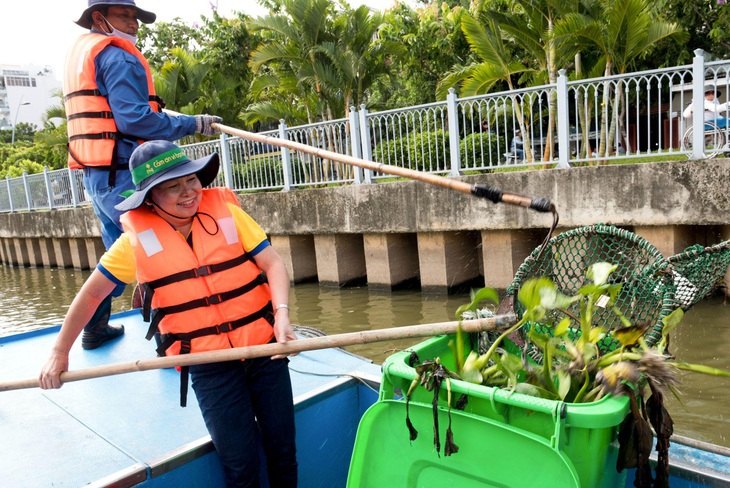 Bà Dung rất đỗi đời thường và bình dị trong những hoạt động xã hội, môi trường và chương trình thiện nguyện - Ảnh: HOÀNG TÂM