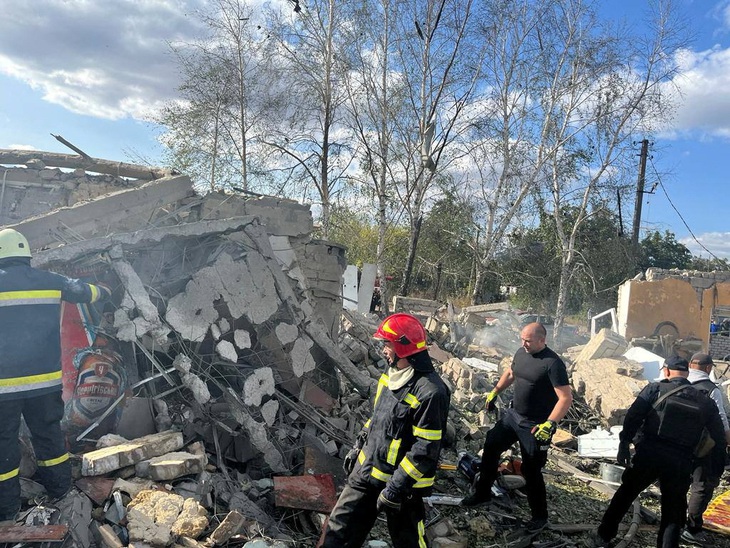 Một ngôi làng ở khu vực Kharkov của Ukraine sau khi trúng pháo kích của Nga, ngày 5-10 - Ảnh: REUTERS