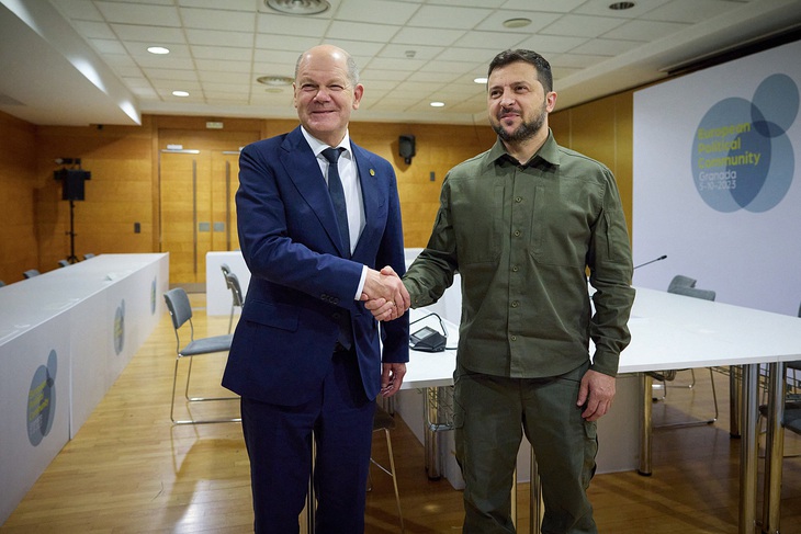 Tổng thống Ukraine Volodymyr Zelensky (phải) bắt tay Thủ tướng Đức Olaf Scholz tại thượng đỉnh Cộng đồng chính trị châu Âu ngày 5-10 - Ảnh: AFP