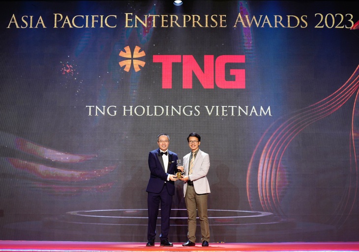 Ông Trần Tuấn Việt - đại diện TNG Holdings Vietnam - nhận giải thưởng &quot;Doanh nghiệp xuất sắc châu Á&quot;.