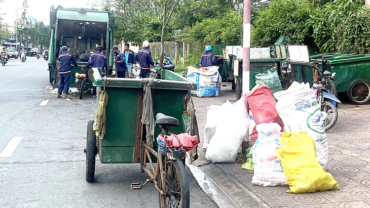 Một điểm trung chuyển rác ngay dưới lòng đường Tôn Đức Thắng, P.5, TP Sóc Trăng, tỉnh Sóc Trăng - Ảnh: KHẮC TÂM