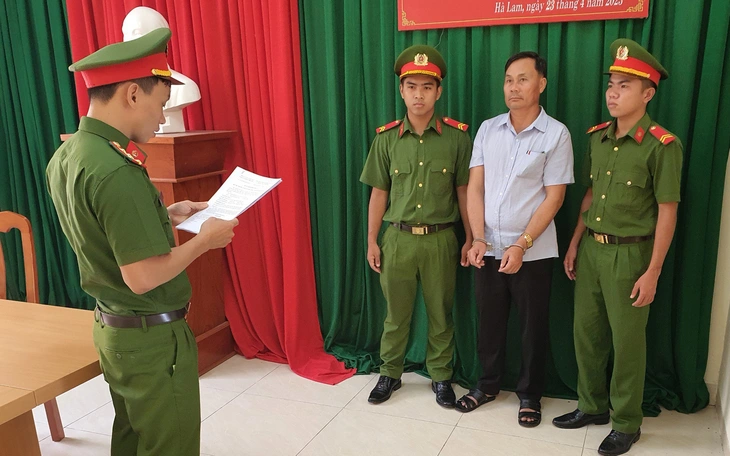 Một cán bộ hải quan bị bắt vì khai thác gỗ rừng trái phép - Ảnh 3.