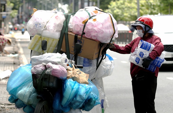 Tiểu thương tại TP.HCM sử dụng túi ni lông nhiều vì giá thành rẻ, dễ tiếp cận - Ảnh: PHƯƠNG QUYÊN