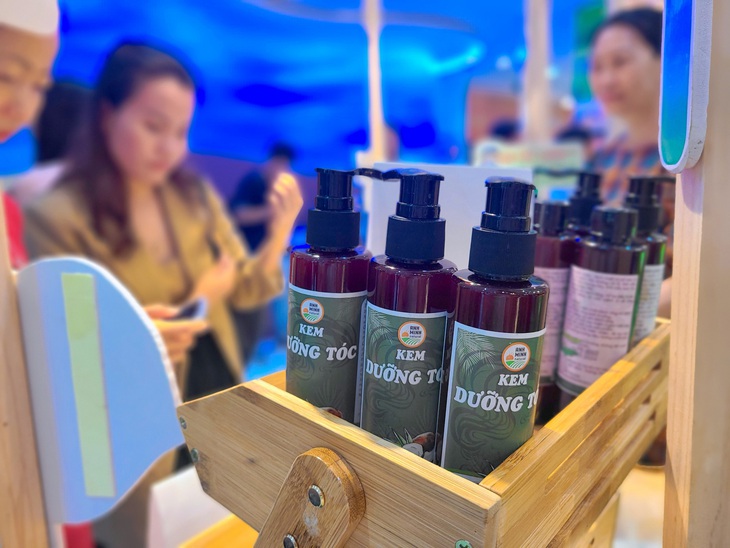 Khai mạc triển lãm đặc sản Quảng Bình tại TPHCM - Ảnh 3. Sản phẩm kem dưỡng tóc có thành phần từ thiên nhiên như sáp dừa, dầu dừa... được giới thiệu tại triển lãm - Ảnh: NHẬT XUÂN