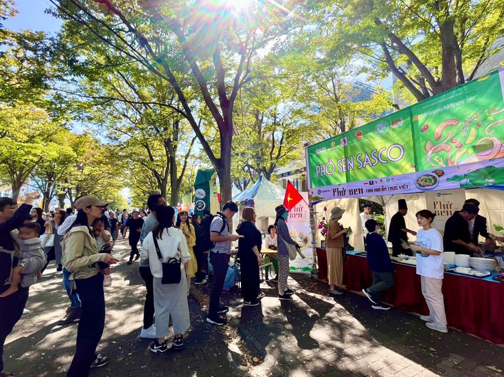 Hàng chục ngàn thực khách đã tới dự Vietnam Phở Festival tại Công viên Yoyogi sáng 7-10