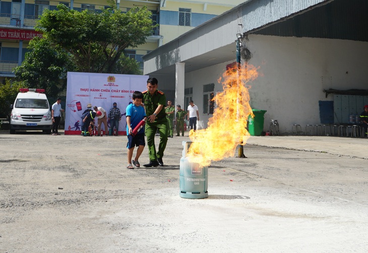 Học sinh được hướng dẫn kỹ năng chữa cháy - Ảnh: Đ.C.