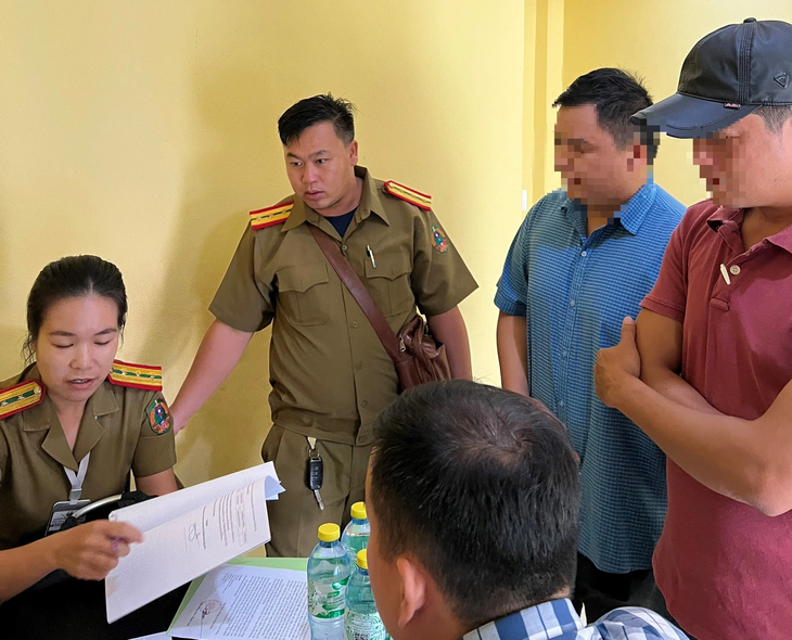 N. (áo xanh) đang được công an Lào bàn giao cho tổ công tác đặc biệt của Công an Quảng Trị, sau hành trình tìm việc nhẹ lương cao - Ảnh: Q.T.