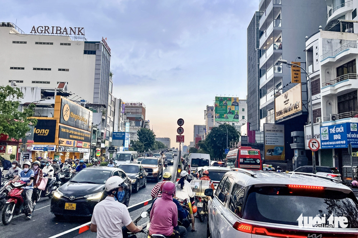 Cầu vượt thép Cộng Hòa - Hoàng Hoa Thám (khu vực xung quanh sân bay Tân Sơn Nhất) thường xảy ra ùn ứ giao thông - Ảnh: CHÂU TUẤN