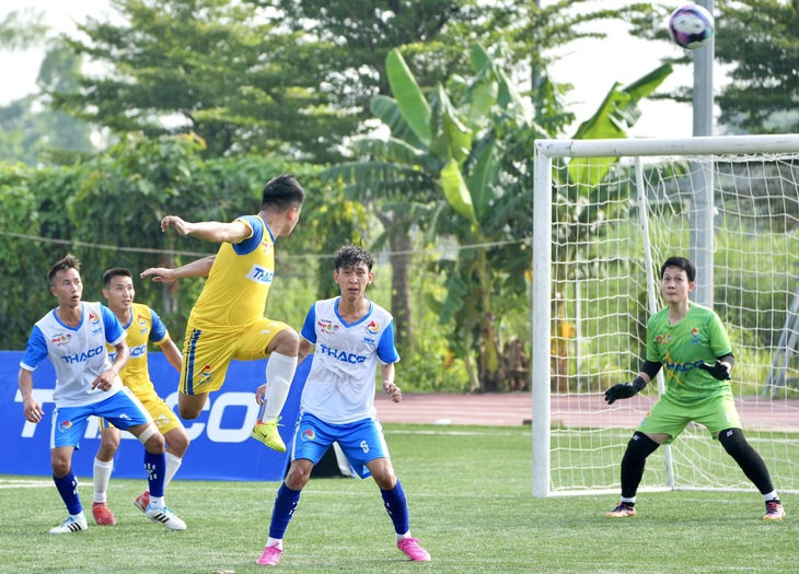 Các cầu thủ tranh tài tại Giải vô địch bóng đá công nhân toàn quốc 2023 vòng bảng tại TP.HCM - Ảnh: HỮU HẠNH