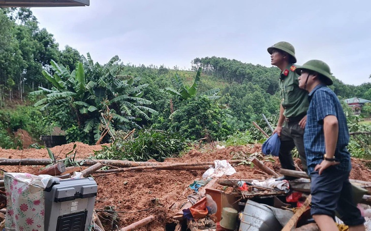 Mưa lớn, sạt lở đất làm 2 vợ chồng tử vong