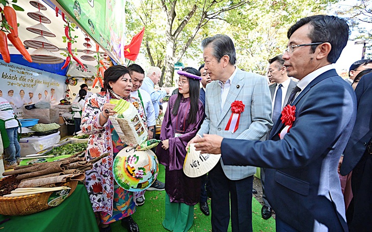 Đường sá lầy lội, mưa rét không ngăn được 'Phở yêu thương' đến với Làng Nủ - Ảnh 3.