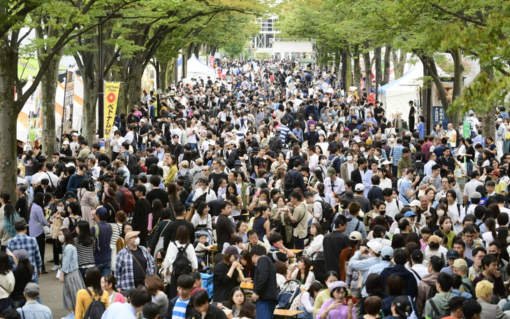 Trình diễn phở tôm hùm ở Vietnam Phở Festival, thực khách Nhật đứng thưởng thức phở nóng