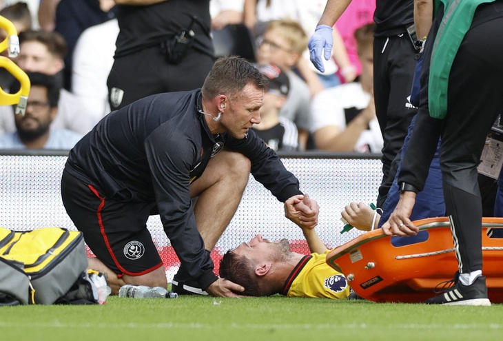 Chris Basham bị chấn thương ở trận đấu với Fulham - Ảnh: REUTERS