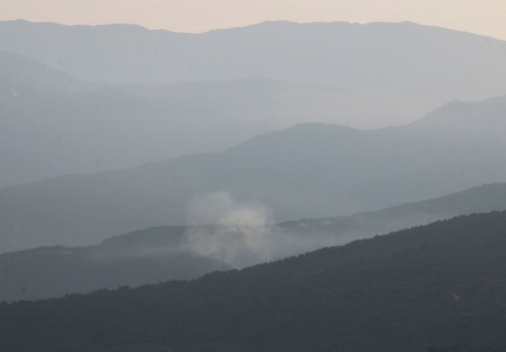 Khói bốc lên từ Shebaa Farms sau khi khu vực này bị lực lượng Hezbollah ở Lebanon tấn công ngày 8-10 - Ảnh: AL JAZEERA