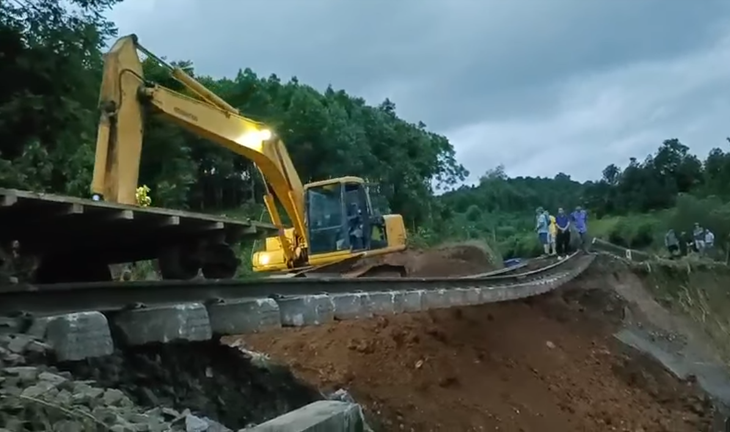 Máy xúc san gạt, khắc phục sạt lở trên tuyến đường sắt Hà Nội - Lào Cai đoạn qua tỉnh Yên Bái - Ảnh: Y.BÁI