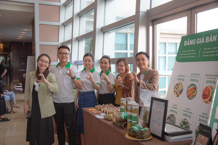 Anh Hiên (phải) cùng các cộng sự đưa thương hiệu chả ống tre giới thiệu tại các cuộc thi khởi nghiệp - Ảnh: T.H.