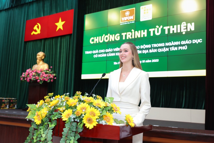 Hoa hậu Ba Lan 2022 đến Việt Nam làm thiện nguyện - Ảnh 1. Hoa hậu Ba Lan 2022 Aleksandra Klepaczka phát biểu và trao quà vào chiều 8-10