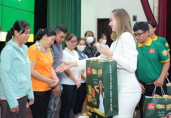 Hoa hậu Ba Lan 2022 đến Việt Nam làm thiện nguyện - Ảnh 2. Hoa hậu Ba Lan 2022 Aleksandra Klepaczka trao các phần quà tới các thầy cô giáo và nhân viên ngành giáo dục quận Tân Phú. Buổi thiện nguyện này là hoạt động khởi đầu cho chuỗi những hoạt động với tư cách là đại sứ thương hiệu của VIFON, cũng như các hoạt động thiện nguyện của Hoa hậu Ba Lan 2022 Aleksandra Klepaczka tại Việt Nam