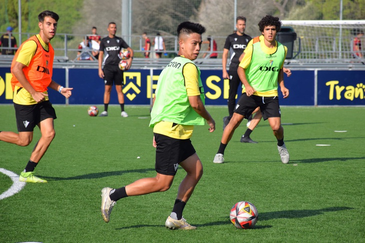 Hoàng Vĩnh Nguyên (giữa) trên sân tập đội B CLB Cadiz FC - Ảnh: CADIZ FC