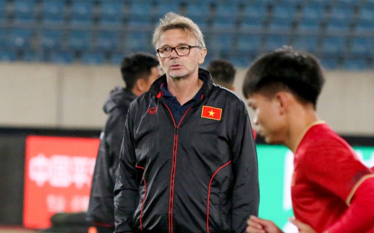 HLV Troussier: 'Tuyển Trung Quốc không vượt trội tuyển Việt Nam'