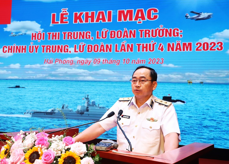 Phó đô đốc Trần Thanh Nghiêm - tư lệnh Quân chủng Hải quân - nhấn mạnh tầm quan trọng của hội thi trong việc sát hạch trình độ, kịp thời phát hiện và bồi dưỡng cán bộ trong quân chủng - Ảnh: T.THẮNG