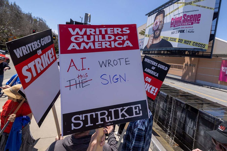 Thành viên WGA tại một buổi biểu tình. Ảnh: Getty Images