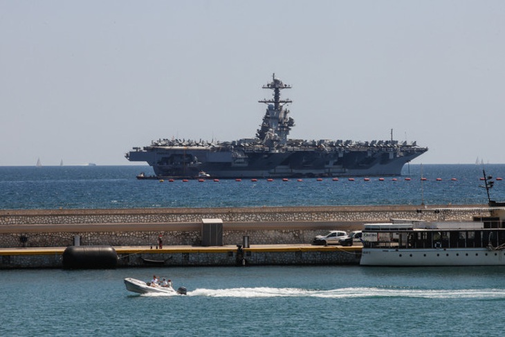 Tàu sân bay USS Gerald R. Ford của Hải quân Mỹ thả neo ở vịnh Faliro, Hy Lạp trong khuôn khổ đợt triển khai mùa hè vào ngày 28-7 năm nay - Ảnh: AFP