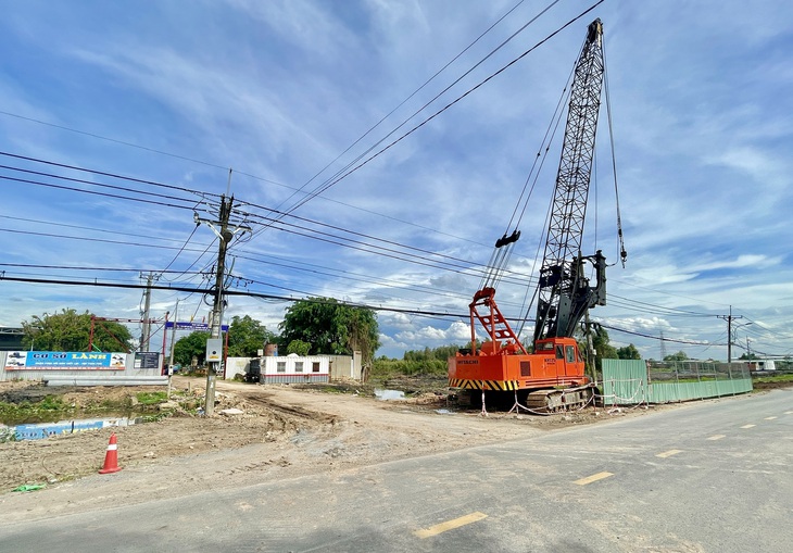 Công trường dự án vành đai 3 TP.HCM (đoạn qua xã Tân Thạnh Đông, huyện Củ Chi) - Ảnh: CHÂU TUẤN