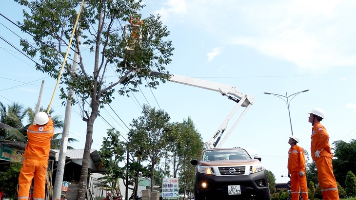  “Ráo riết” vận động tuân thủ hành lang an toàn lưới điện - Ảnh 1.