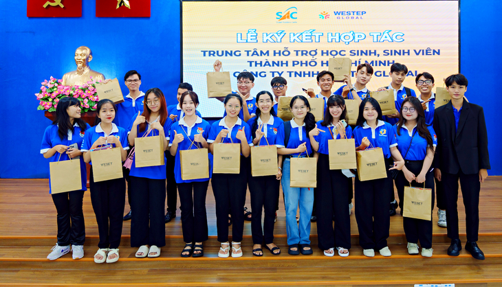 Đại diện WeStep Global cùng các bạn học sinh, sinh viên TP.HCM