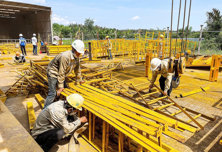 Trên công trường gói thầu J1, thuộc cao tốc Bến Lức - Long Thành, xây dựng cầu dây văng Bình Khánh và cầu cạn bắc qua sông Soài Rạp (TP.HCM) - Ảnh: CHÂU TUẤN