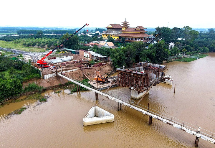 Công trường dự án Bạch Đằng 2 bắc qua sông Đồng Nai nối huyện Vĩnh Cửu, tỉnh Đồng Nai và TP Tân Uyên, tỉnh Bình Dương đang được thi công - Ảnh: CHÂU TUẤN