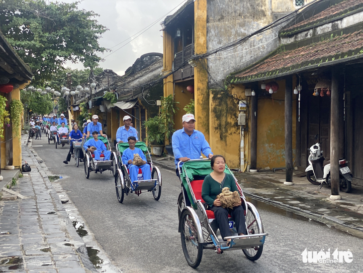 Xích lô chở nghệ nhân, bà con Hội An chào mừng gia nhập thành phố sáng tạo - Ảnh: B.D.