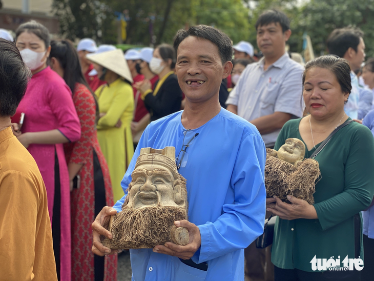 Nghệ nhân thủ công mỹ nghệ Hội An ôm các sản phẩm ra đường phố ăn mừng sáng 1-11 - Ảnh: B.D.