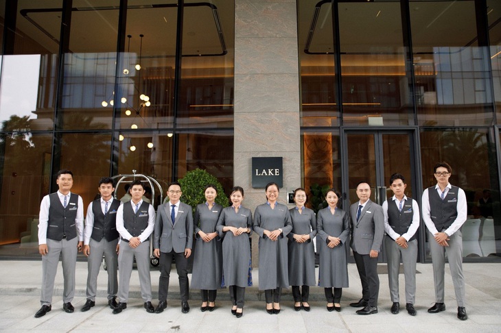 Đội ngũ quản gia Marriott đã hoàn tất chương trình đào tạo, sẵn sàng đón các chủ nhân đầu tiên của căn hộ hàng hiệu Marriott Residences tại Grand Marina, Saigon