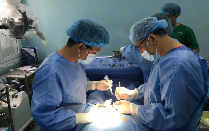 Mông, đùi chảy mủ sau khi tiêm chất làm đầy - Ảnh 2.