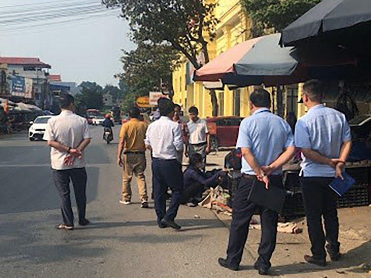 Giải tỏa hành lang an toàn giao thông trên tuyến quốc lộ 2 - Ảnh 2.