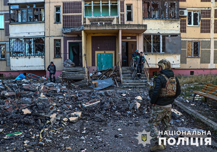 Một cảnh sát Ukraine đứng gác trong quá trình sơ tán dân thường ở Avdiivka, vùng Donetsk,  24-10 - Ảnh: REUTERS