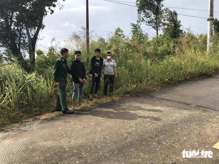 Hồ Văn Tam Beo và Hồ Văn Cương (giữa) đang xác định lại hiện trường - Ảnh: QUANG HÀ